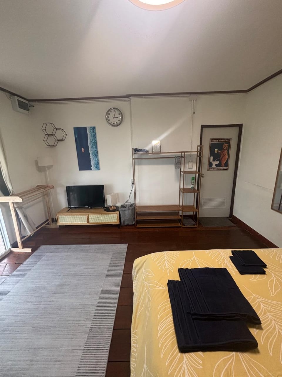 Communal lounge/ TV room, Bed, TV and multimedia, Living room, Photo of the whole room, Seating area, Evening entertainment, Bedroom
