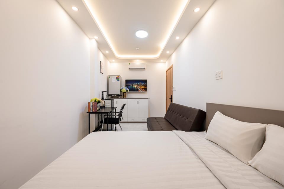 Bed, TV and multimedia, Seating area, Bedroom, flat iron, wardrobe, air conditioner