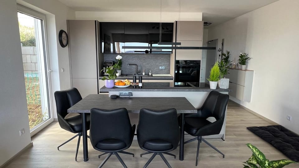 Dining area, kitchen
