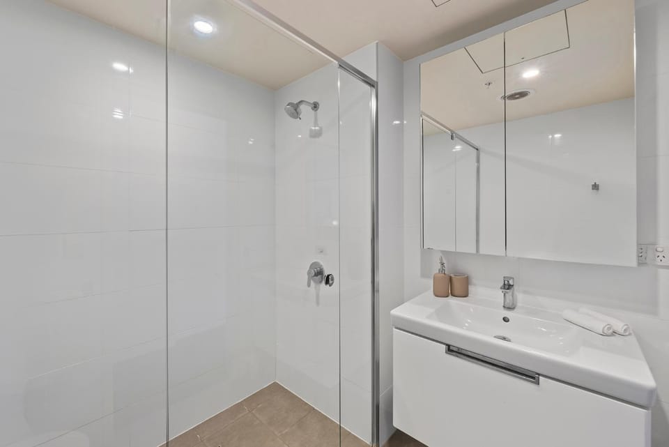 Shower, Toilet