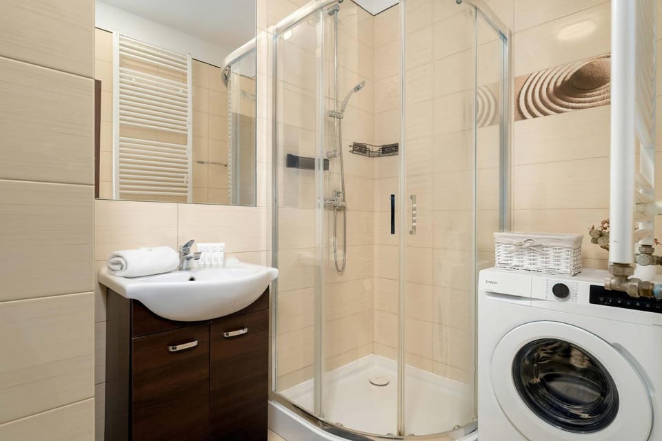 Shower, Bathroom, towels, washing machine