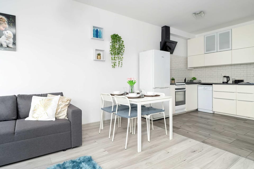 Coffee/tea facilities, Kitchen or kitchenette, Living room, Seating area, Dining area, stove