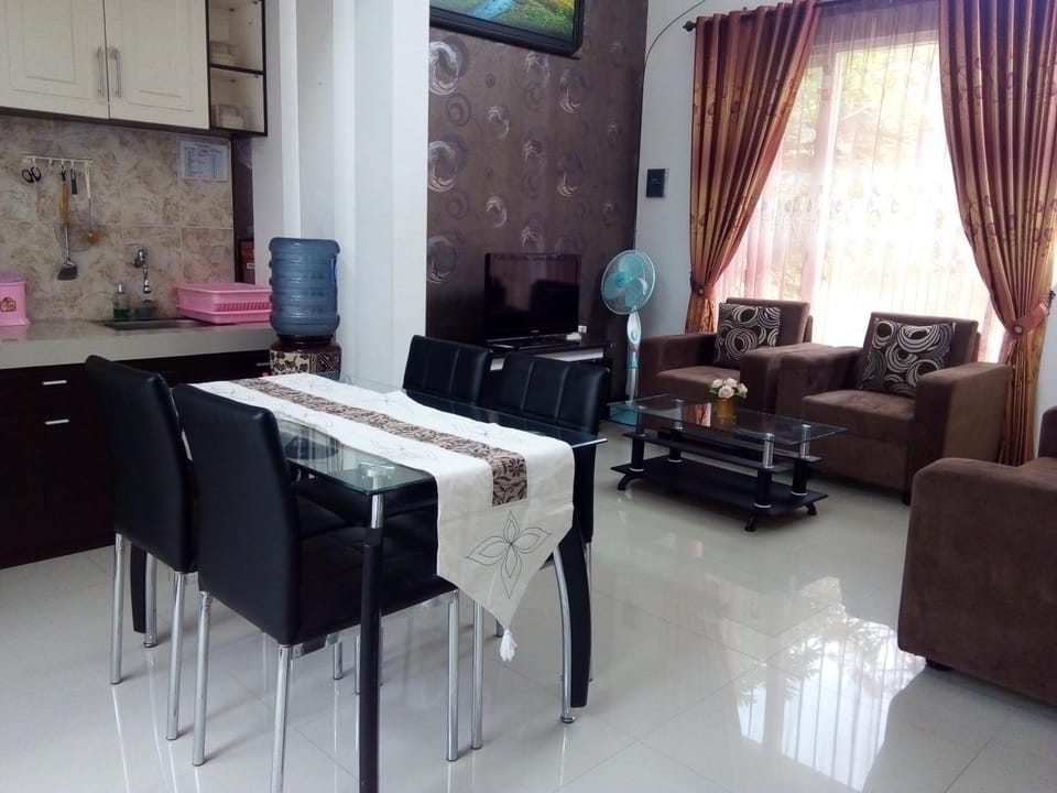 TV and multimedia, Kitchen or kitchenette, Living room, Seating area
