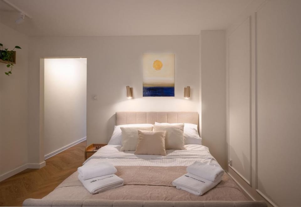 Bed, Photo of the whole room, Bedroom, towels