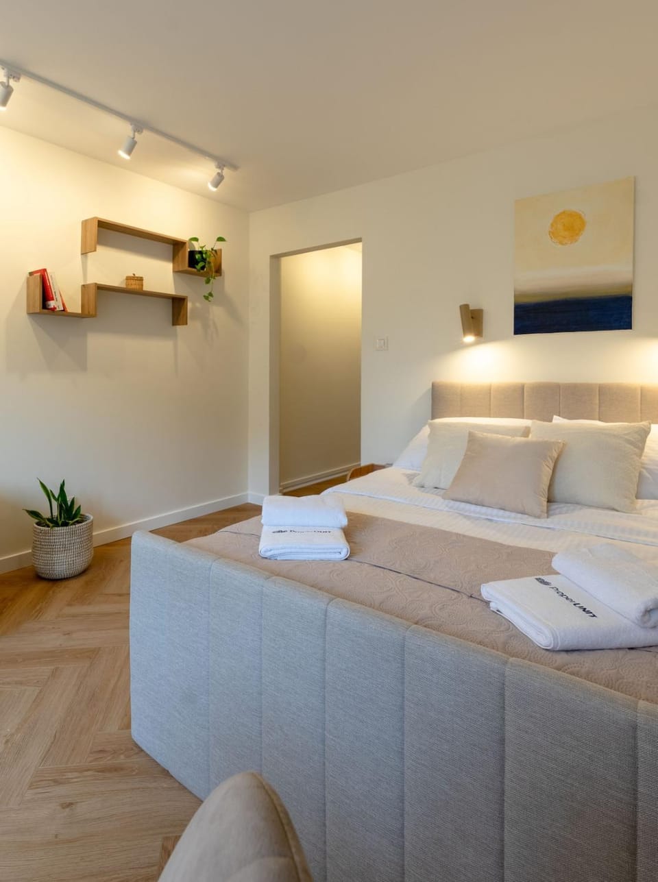 Bed, Photo of the whole room, Seating area, Bedroom, towels