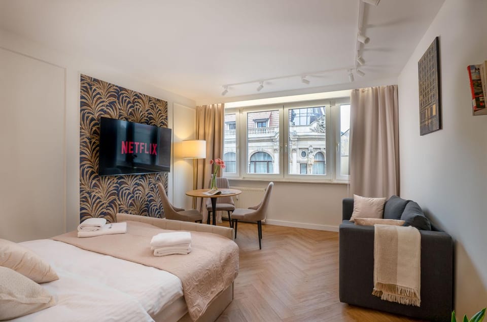 Bed, TV and multimedia, Living room, Photo of the whole room, Bedroom