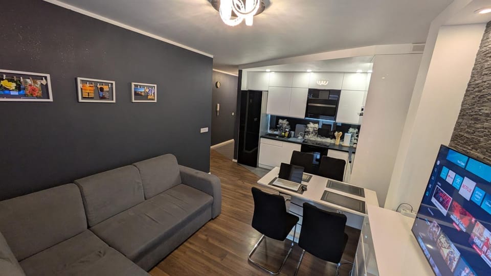 TV and multimedia, Kitchen or kitchenette, Living room, Seating area, Dining area