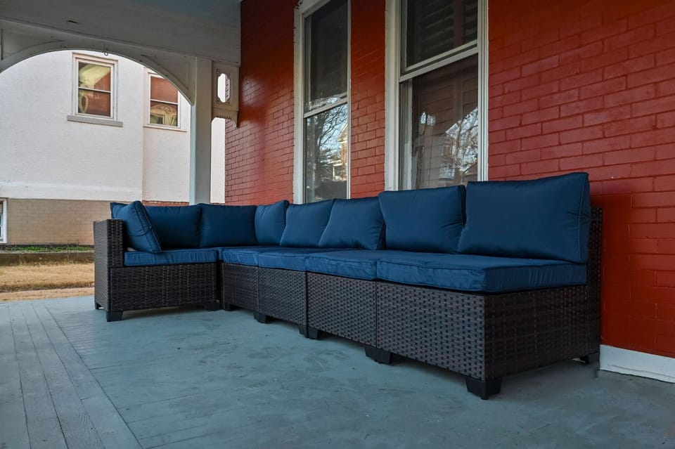 Bricks & Chance Luxury 5 BR home, NEAR Benedictine House in Kansas