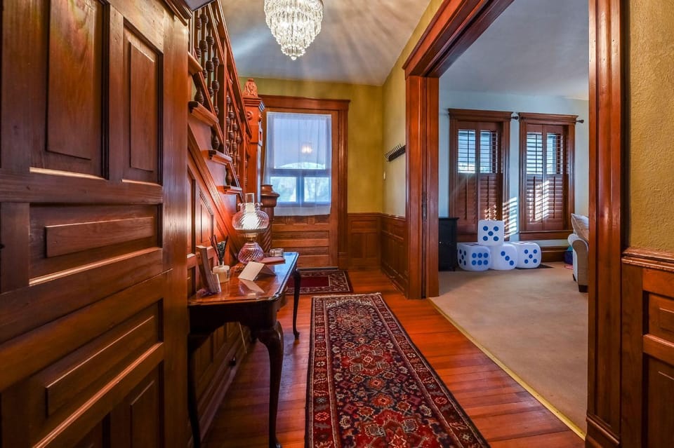 Bricks & Chance Luxury 5 BR home, NEAR Benedictine House in Kansas