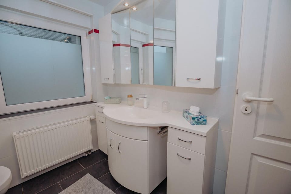 Bathroom, towels
