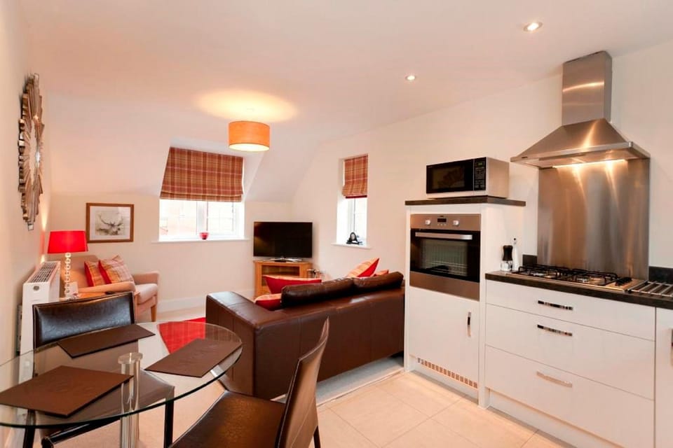 TV and multimedia, Kitchen or kitchenette, Photo of the whole room, Dining area