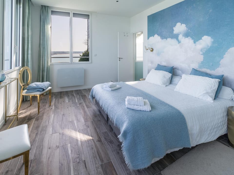Bed, Photo of the whole room, Bedroom, towels