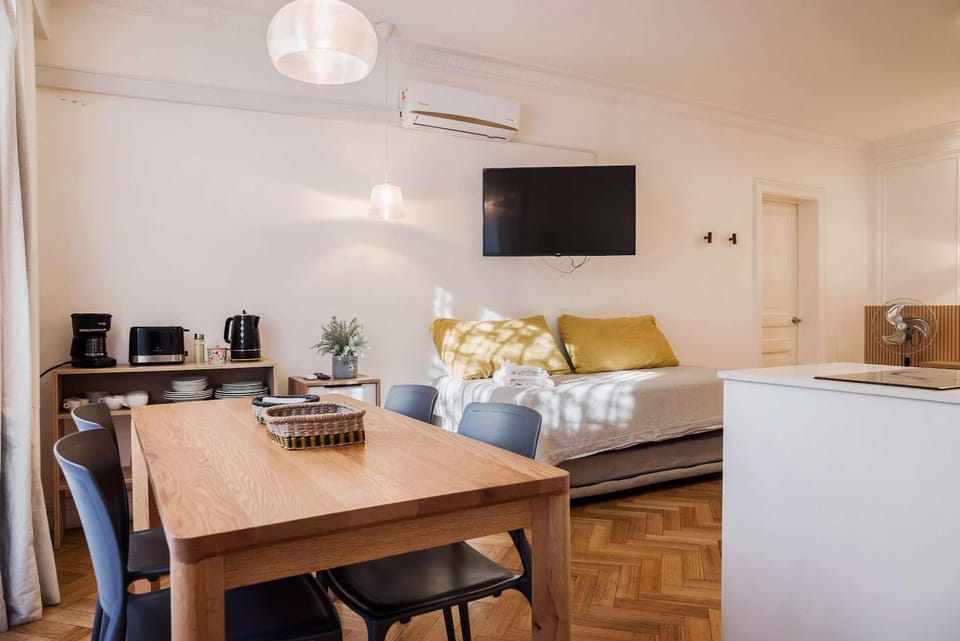 Metro Explorer 1BR near Hospital & Metro Baquedano Apartment in Providencia