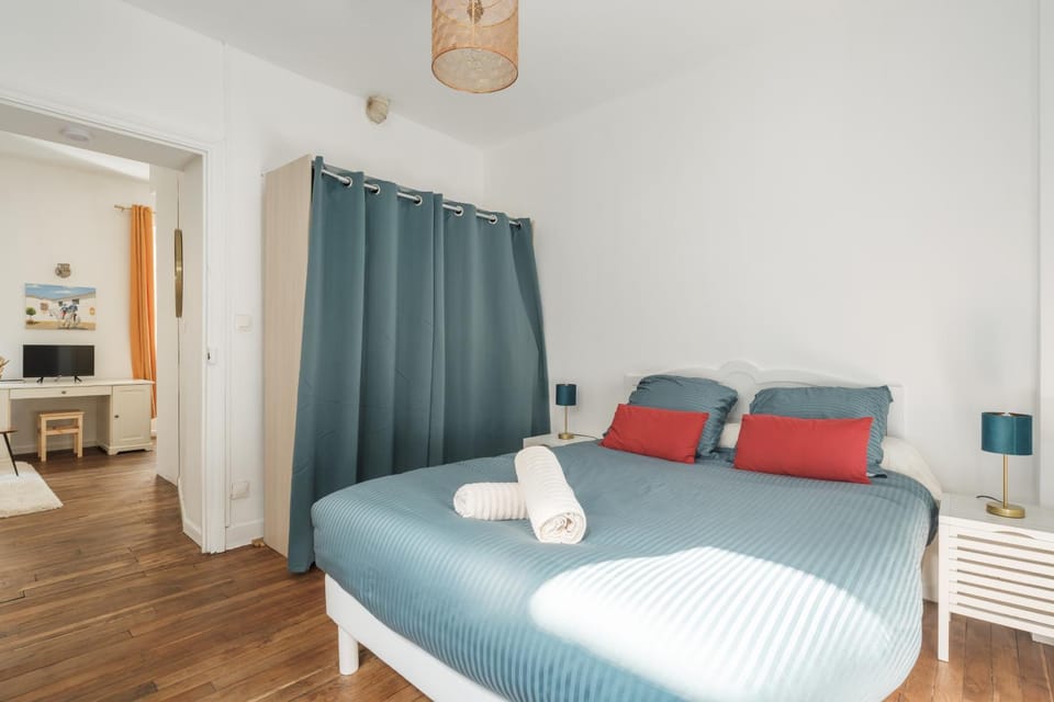 Photo of the whole room, Bedroom, storage