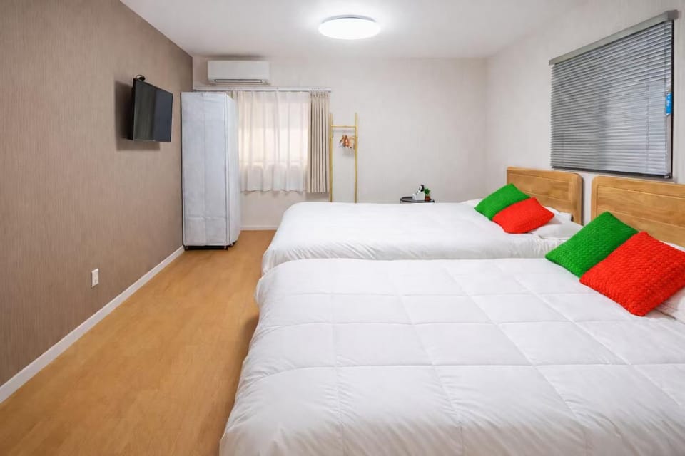 Bed, TV and multimedia, Photo of the whole room, Bedroom