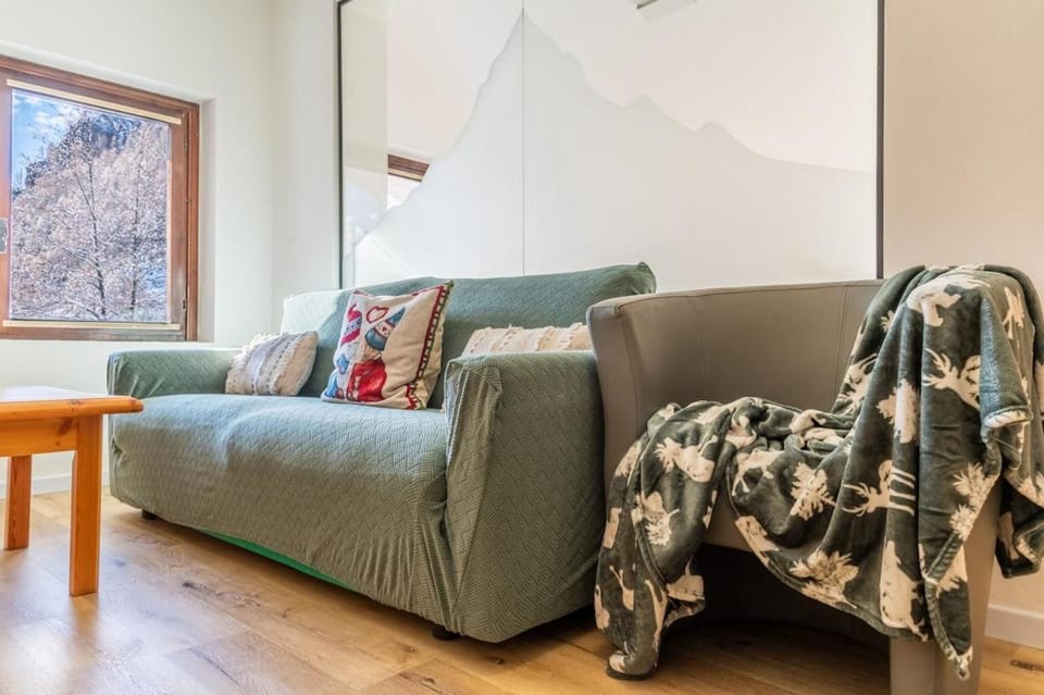 MCX Vacation Rental - La Mansardina Di Crepìn in Valtournenche with modern comforts just 3 minutes from the cable cars! Apartment in Valtournenche