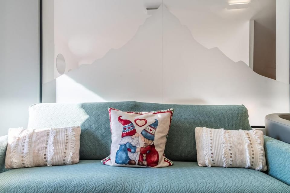 MCX Vacation Rental - La Mansardina Di Crepìn in Valtournenche with modern comforts just 3 minutes from the cable cars! Apartment in Valtournenche