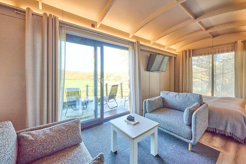 Bed, TV and multimedia, Living room, Seating area, Bedroom