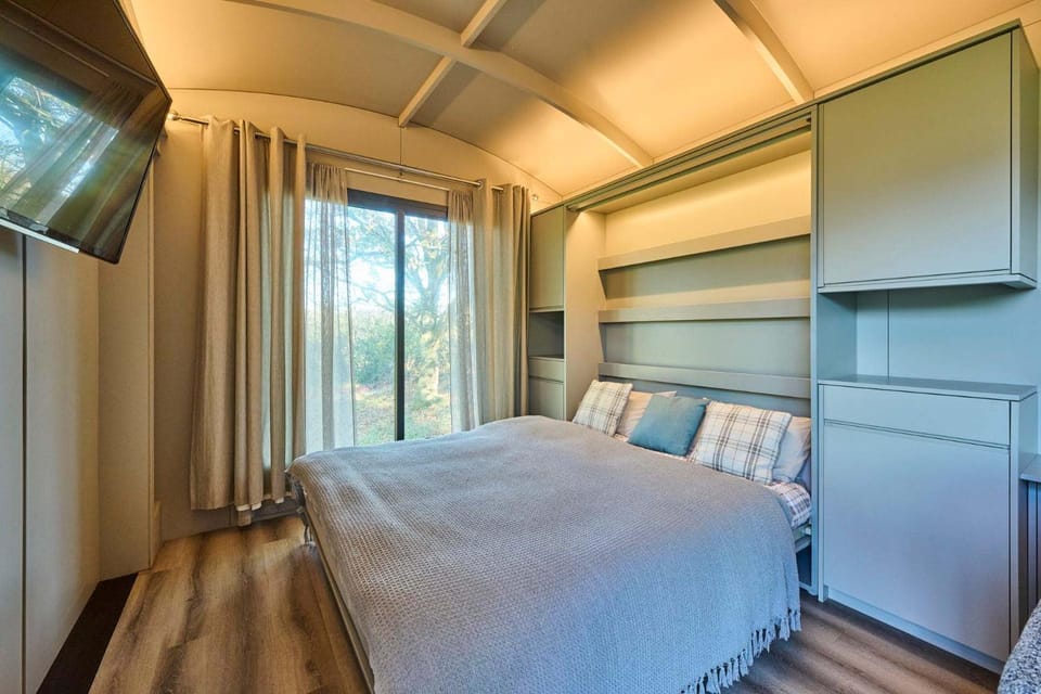 Bed, TV and multimedia, Bedroom