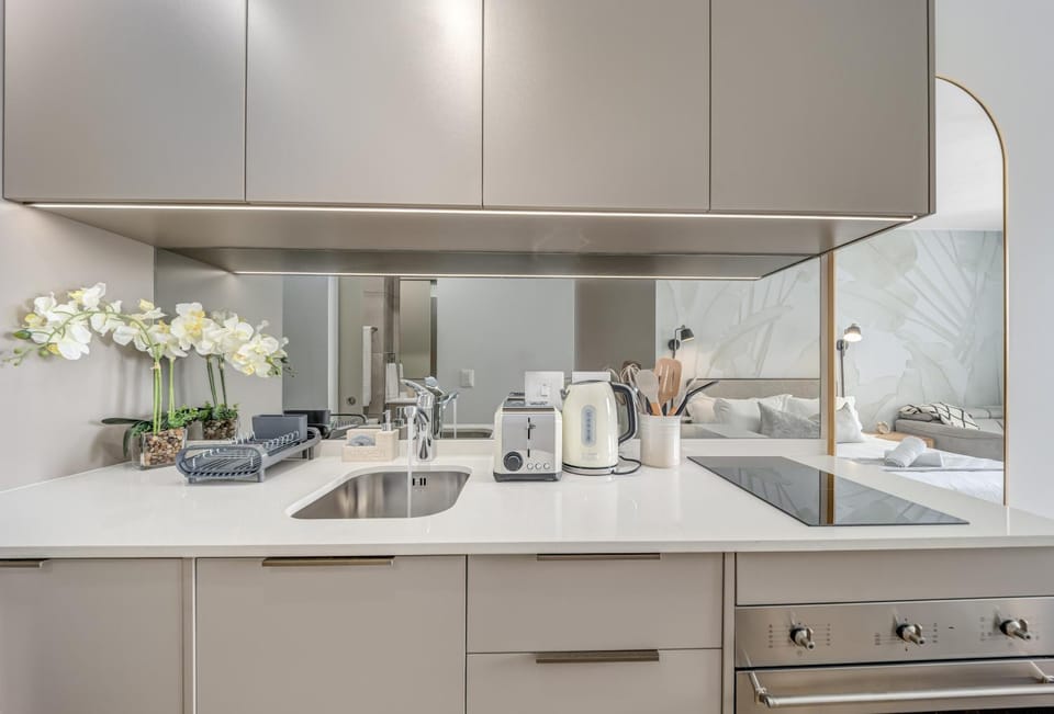 Coffee/tea facilities, microwave, stove, toaster, kitchen