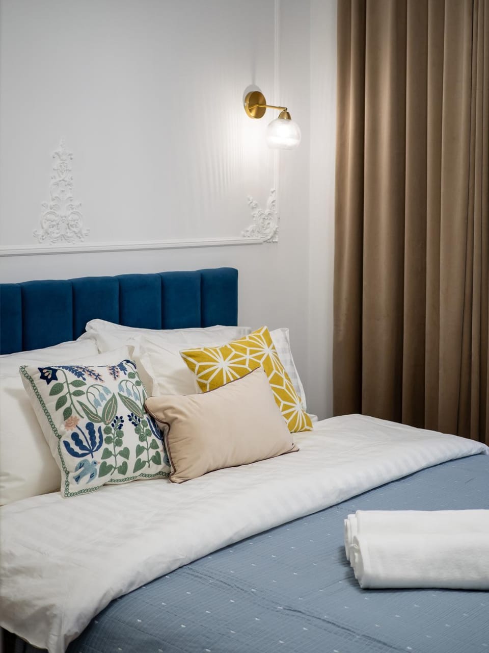 Bed, Bedroom, towels, air conditioner