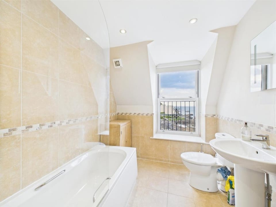 The Waverley -Parking & Sea View Apartment in Ilfracombe