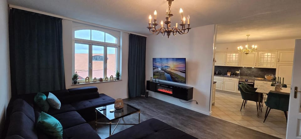 Communal lounge/ TV room, TV and multimedia, Living room, Seating area, Evening entertainment