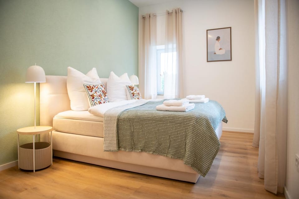 Bed, Bedroom, towels