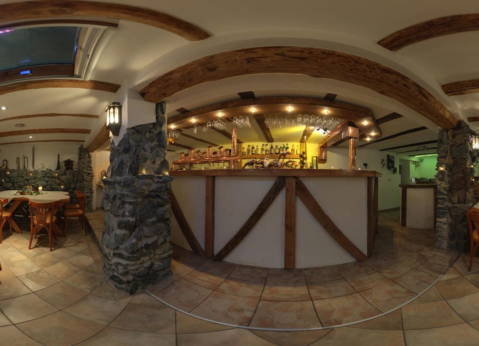 Restaurant/places to eat, Lounge or bar, Banquet/Function facilities