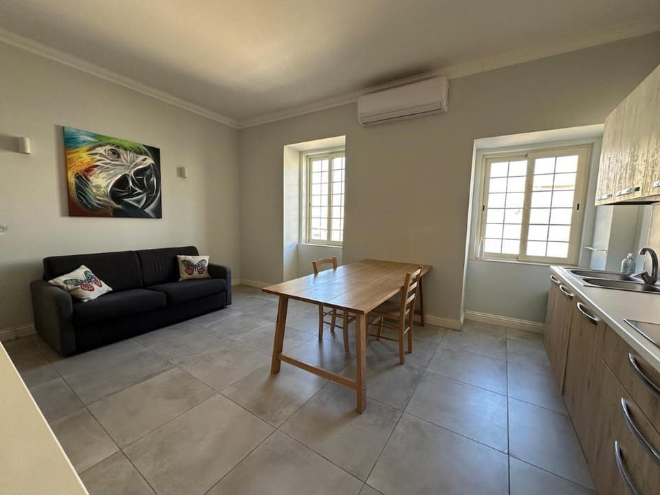 Valletta Minimal, Breezy, Coastal chic City Life Apartment in Valletta