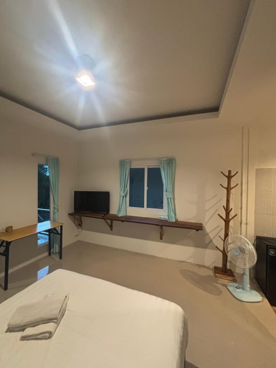Communal lounge/ TV room, Bed, TV and multimedia, Living room, Photo of the whole room, Seating area, Evening entertainment, Bedroom