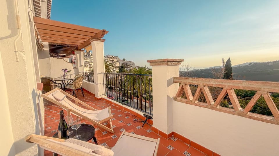 View (from property/room), Balcony/Terrace, City view, Mountain view, Sea view