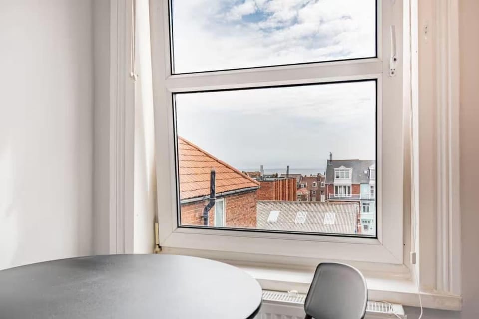 Sea View Penthouse - Walkable to Beach & Town Apartment in Cromer