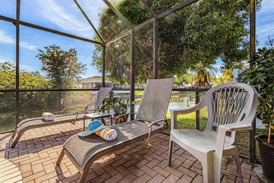 Sunny Canal Retreat with Heated Pool & Views - Villa Suenos del Sol - Roelens House in Cape Coral