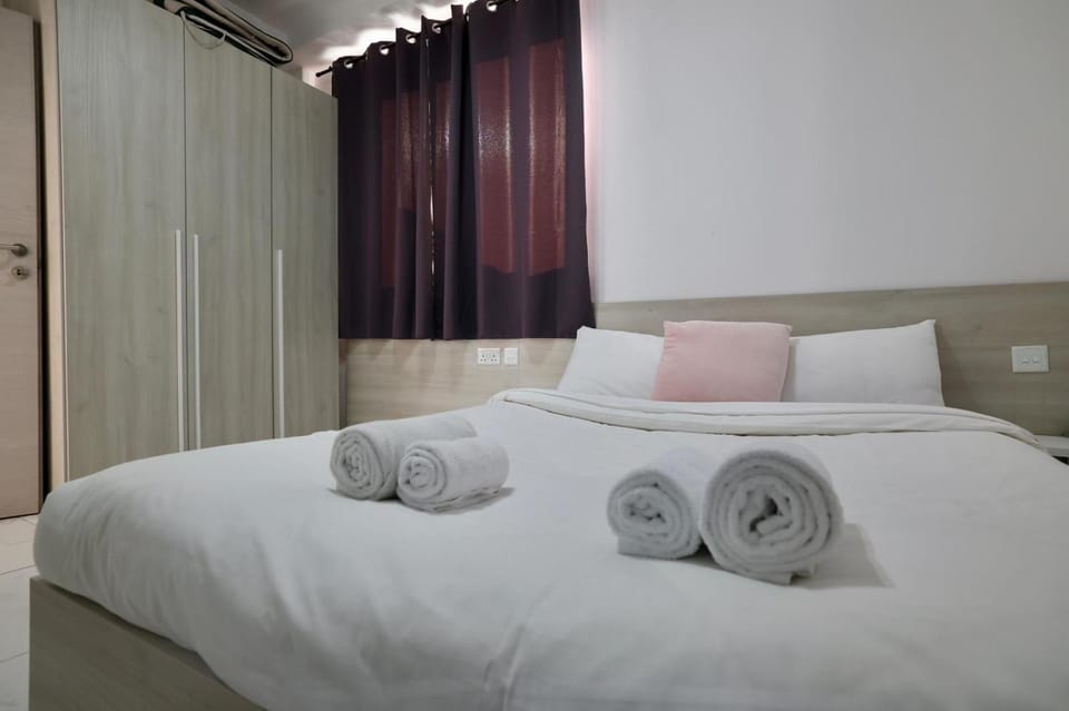 Bed, Photo of the whole room, Bedroom, towels