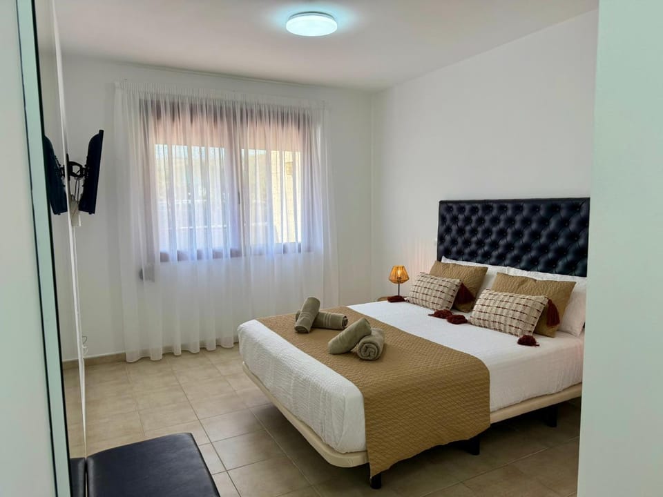 TV and multimedia, Photo of the whole room, Bedroom