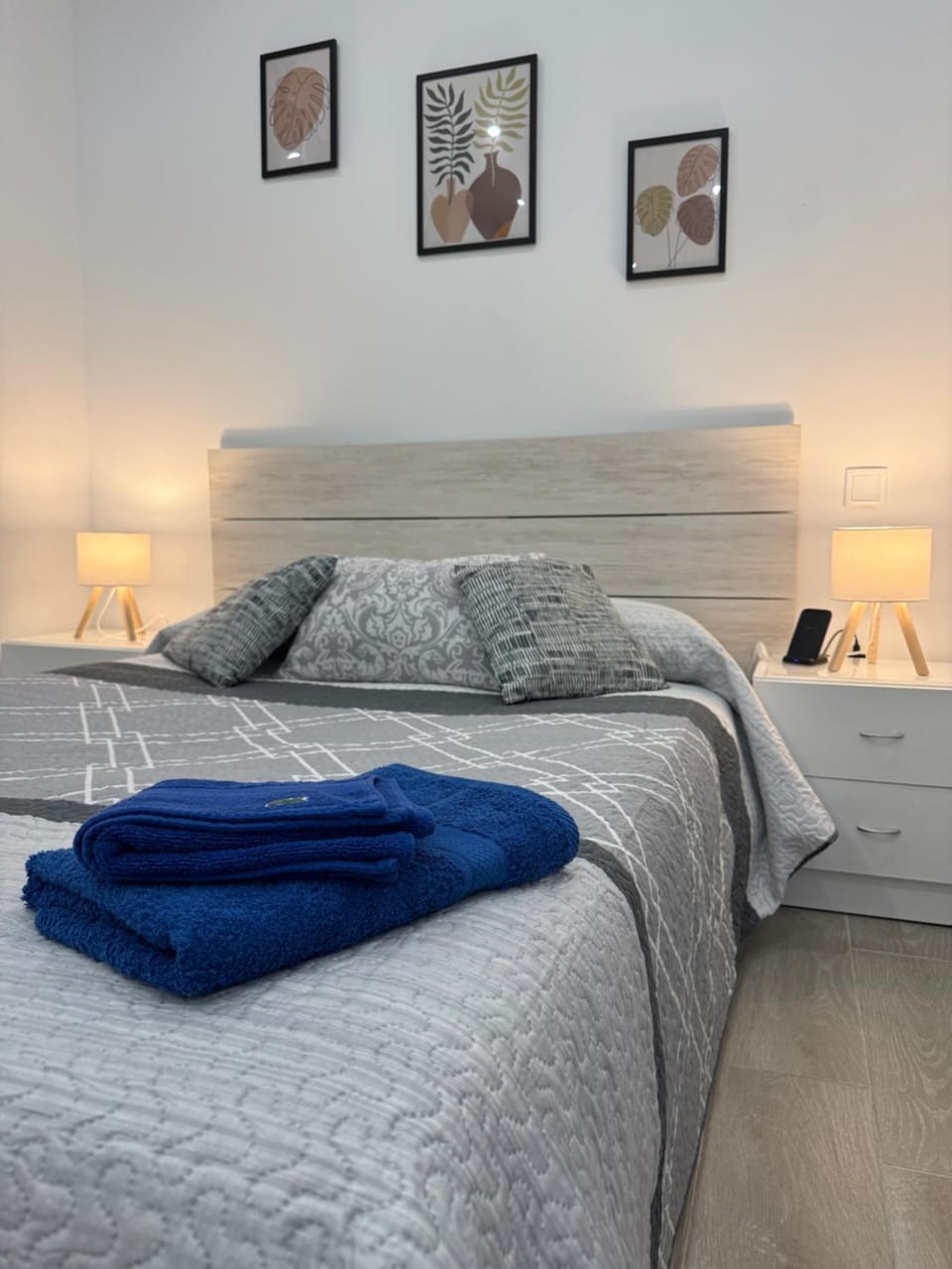 Bed, towels