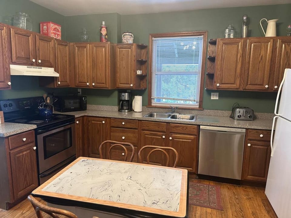 Charming Four Bedroom House House in Tannersville