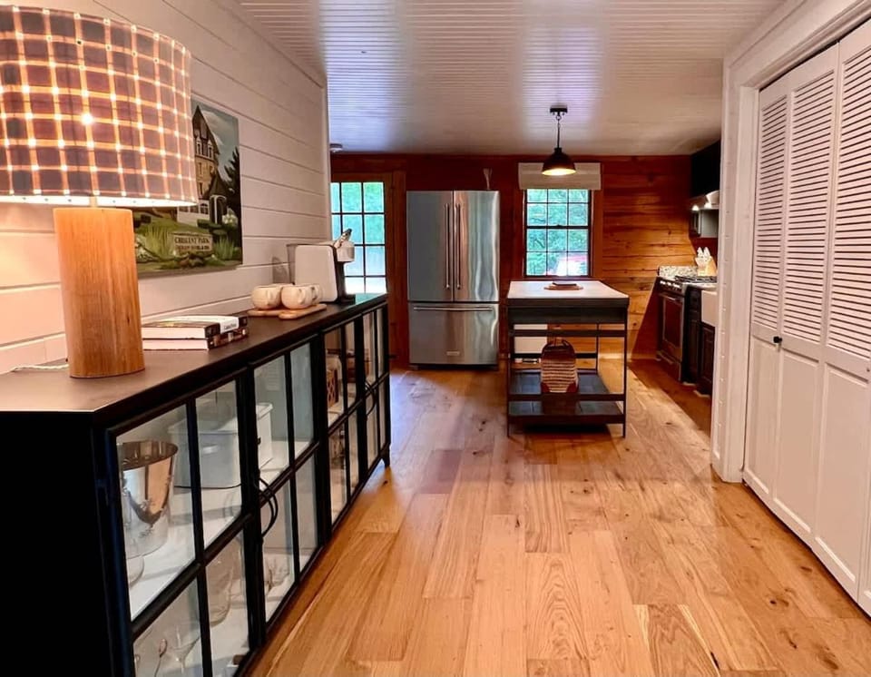 2 Stylish Cabins 1 Stunning Property 6 Guests Cabin in Eureka Springs