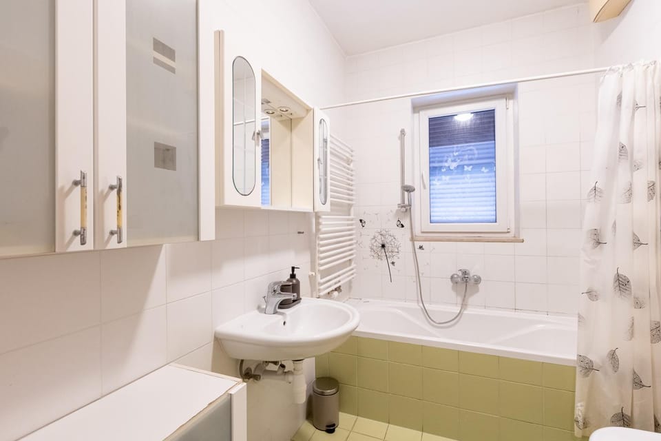 Shower, Toilet, Bathroom, Bath, towels