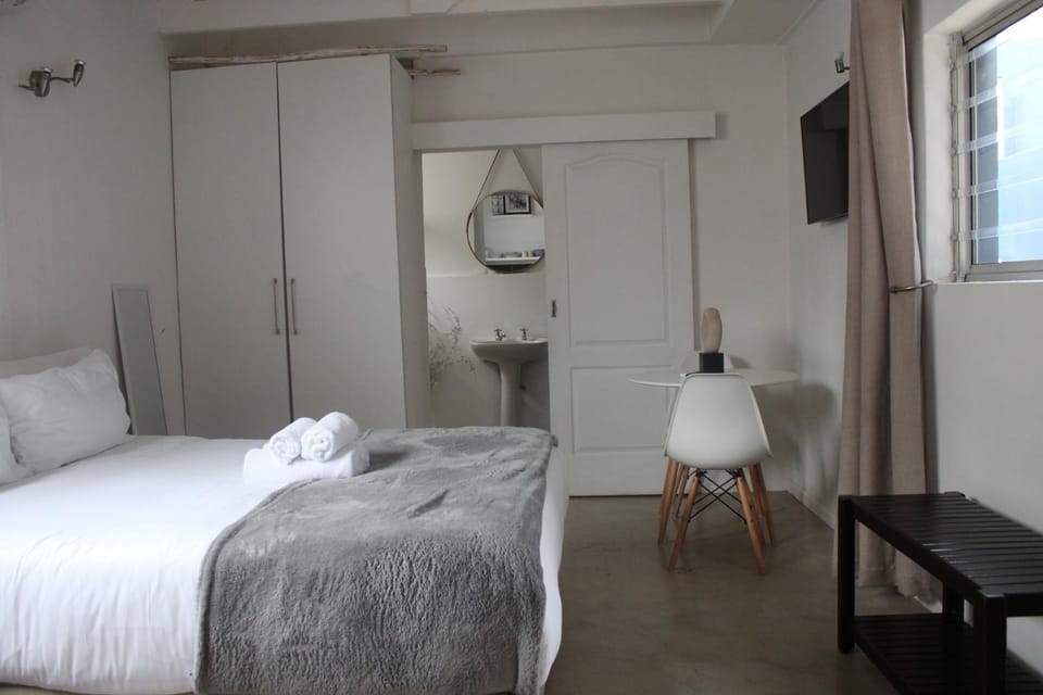 Central apartment in Three Anchor Bay Apartment in Sea Point
