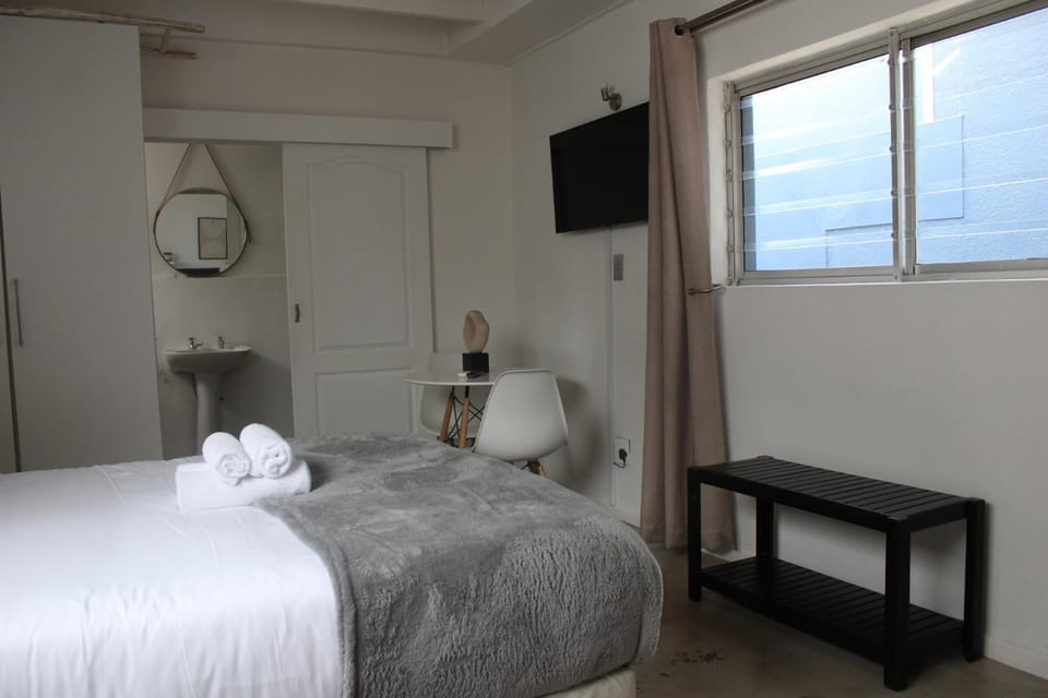 Central apartment in Three Anchor Bay Apartment in Sea Point