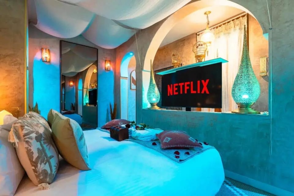Bed, TV and multimedia, Photo of the whole room, Bedroom