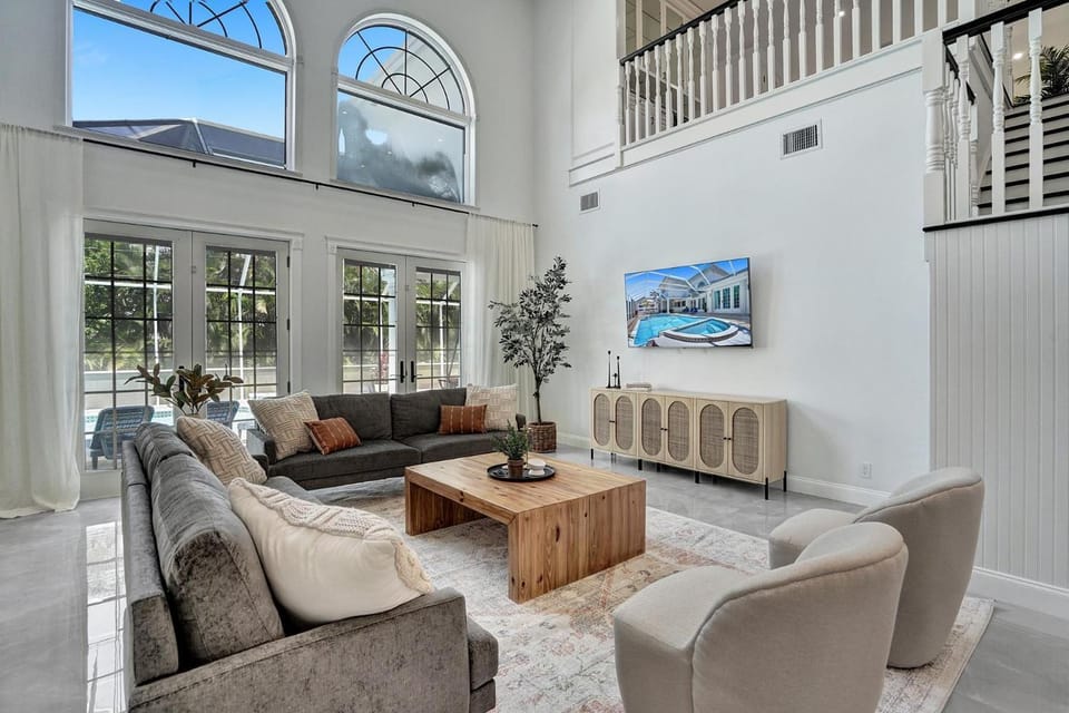6BR Elegant Hollywood Lakes Mansion with Private Pool & Spa Villa in Hollywood