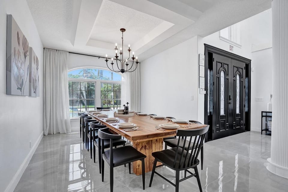 6BR Elegant Hollywood Lakes Mansion with Private Pool & Spa Villa in Hollywood