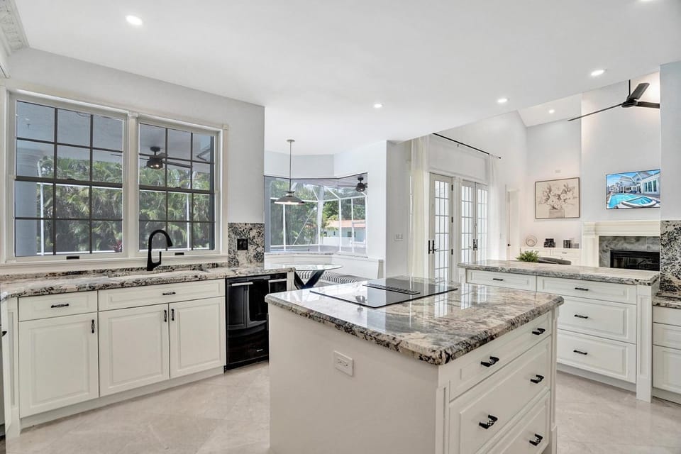 6BR Elegant Hollywood Lakes Mansion with Private Pool & Spa Villa in Hollywood