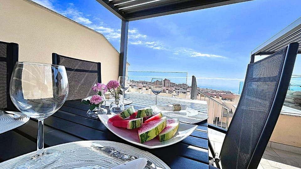Day, Natural landscape, View (from property/room), Balcony/Terrace, Dining area, Sea view