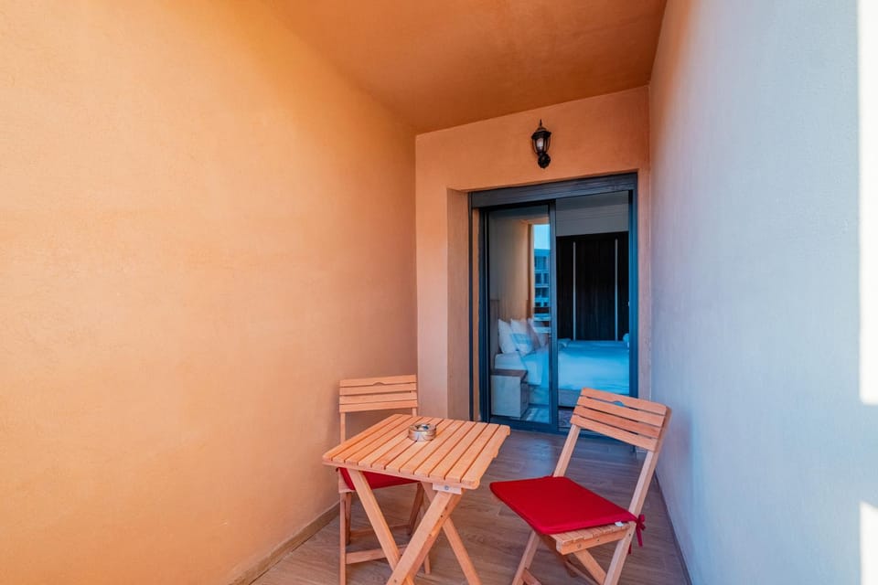 Patio, Day, Balcony/Terrace
