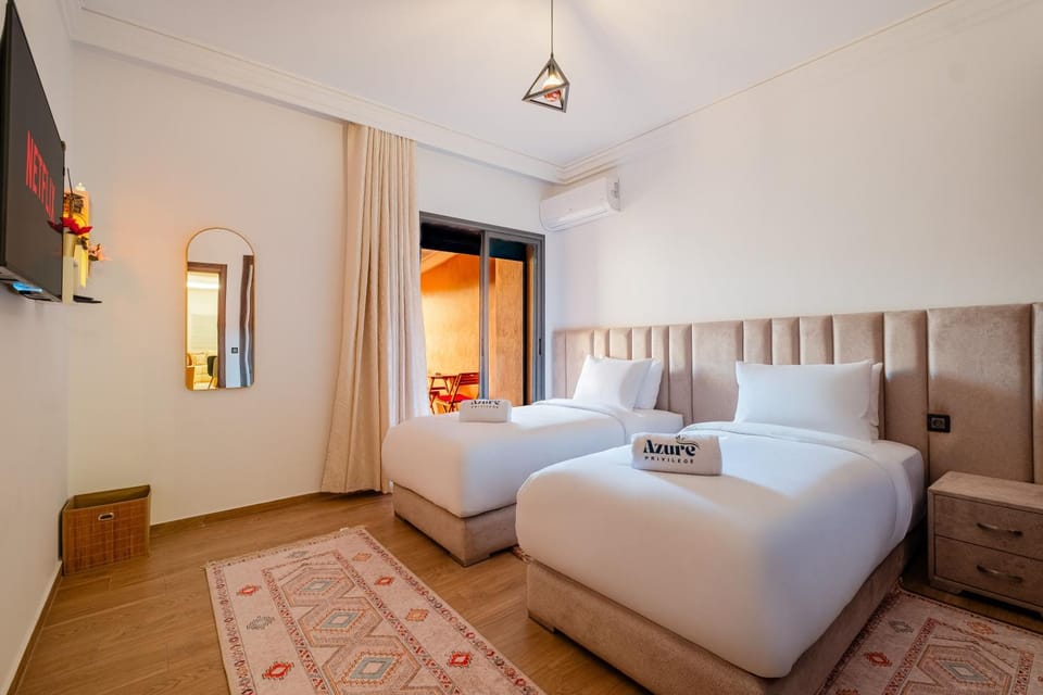 Bed, TV and multimedia, Living room, Photo of the whole room, Seating area, Bedroom
