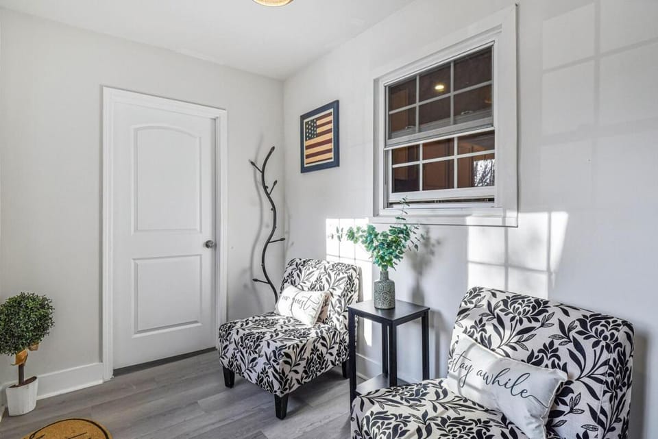 Cozy 4BR Retreat - Private backyard, Gazebo & Grill Villa in Chantilly